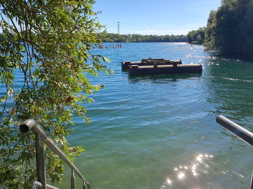 Nebliger See im Morgenlicht mit Tauchausrüstung am Steg